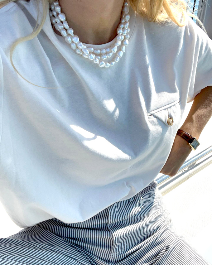 Oui aux perles sauvages associ�es au duo casual tee-shirt blanc/pantalon � rayures verticales bleues !