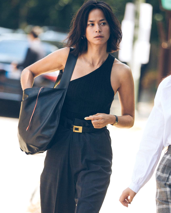 Rien de tel qu'un top moulant asym�trique pour twister un pantalon large � pinces !