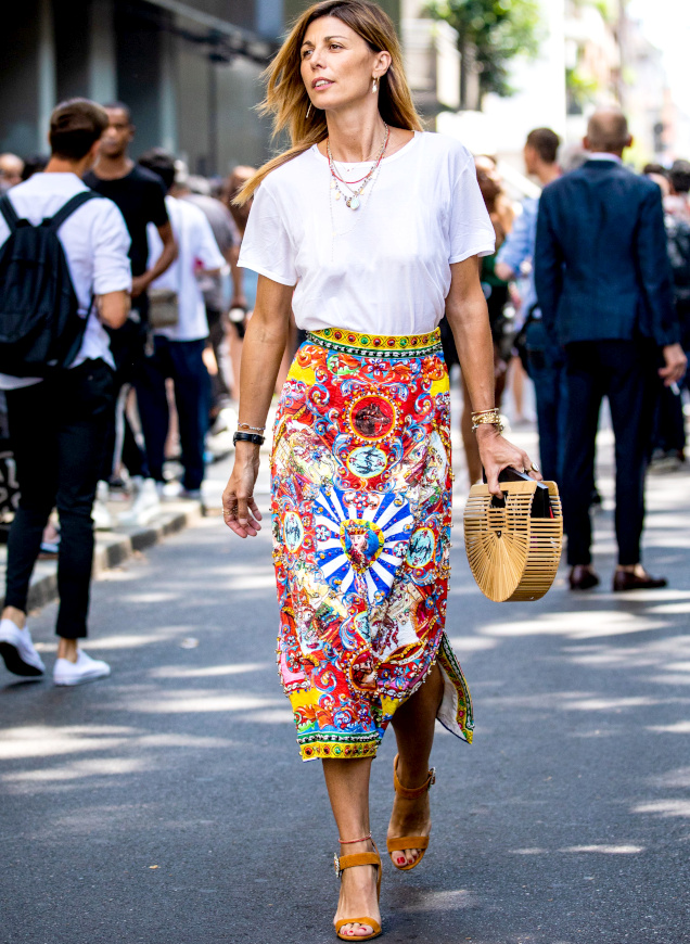 Rien de tel qu'un tee-shirt blanc pour patiner un look sophistiqu� !