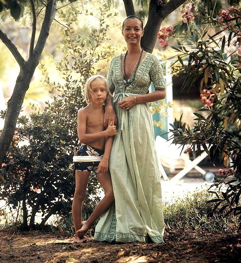 Oui � la robe longue boh�me port�e les cheveux parfaitement tir�s en arri�re !