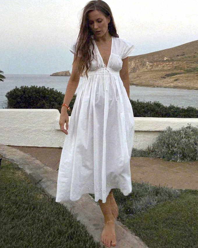 Robe blanche + pieds nus + cheveux d�tach�s = le bon mix