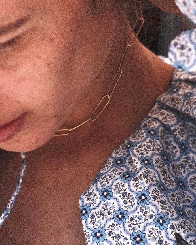 Robe fleurie + collier minimaliste = le bon mix