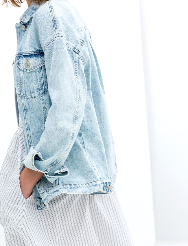 Veste en jean oversize + robe en seersucker gaufr = le bon mix