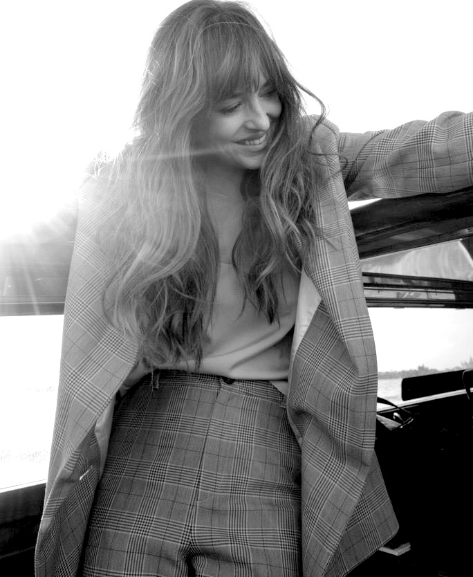 Longue chevelure dsinvolte + costume  carreaux = le bon mix