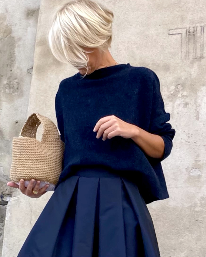 Rien de tel que du raphia tress pour gayer un total look bleu marine !