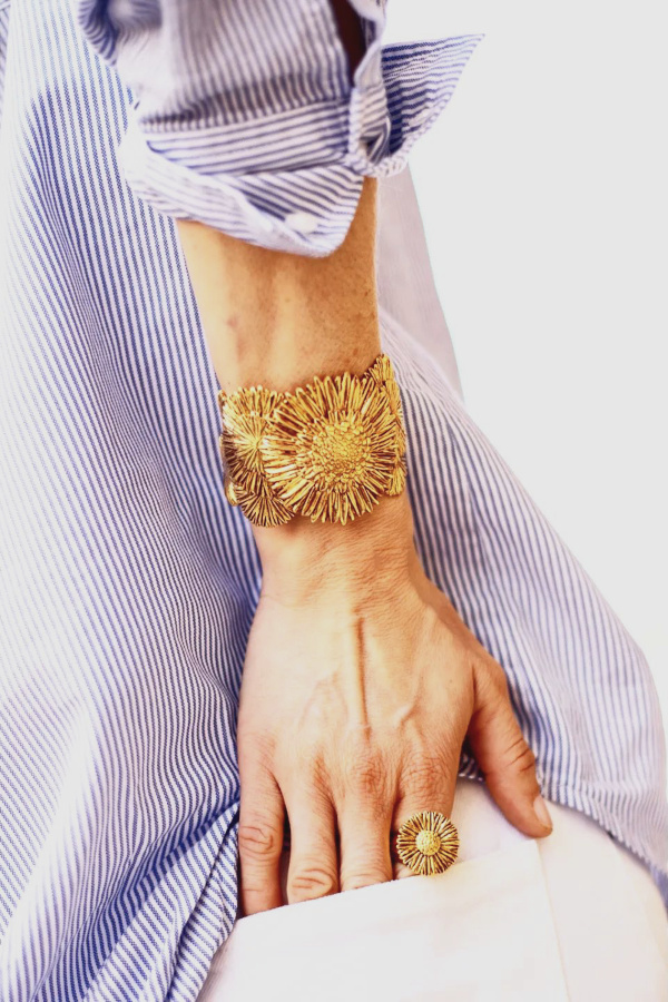 Manchette baroque + chemise masculine = le bon mix