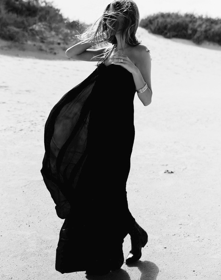 Wanted : une trs longue robe bustier noire !