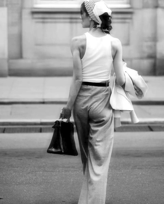 La fminit rside au final bien plus dans l'allure que dans le vtement...