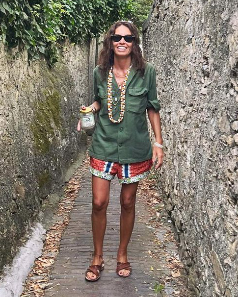 Rien de tel qu'une chemise army pour temprer l'exotisme d'une tenue !