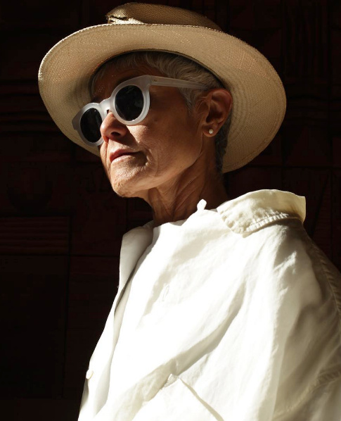 Lunettes de caract�re + chemise blanche bascul�e vers l'arri�re + chapeau de paille = le bon mix