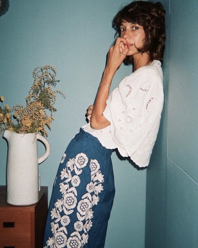 Travaill dans des teintes classiques, le mix and match de broderies/dentelles ne manque pas de fracheur !