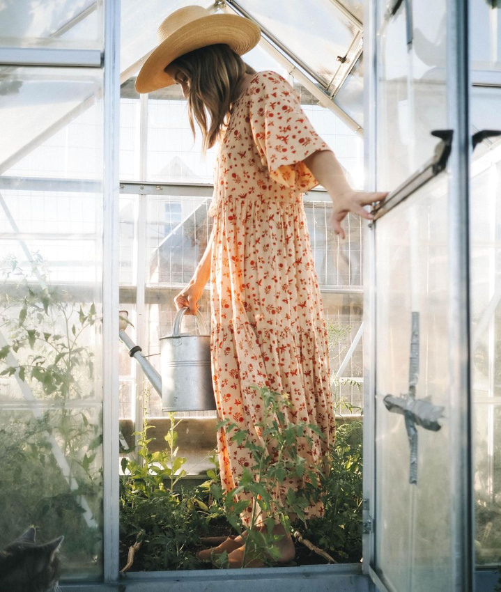 Envie d'une ample robe longue pour d�ambuler dans le potager !