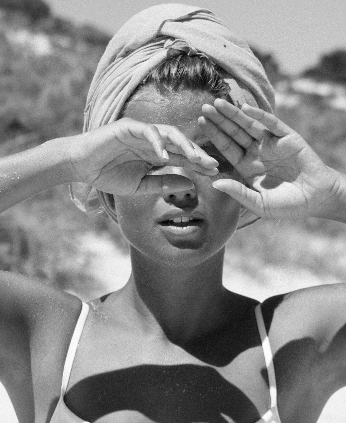 Rien de tel qu'un foulard nou en turban pour upgrader un simple bikini !