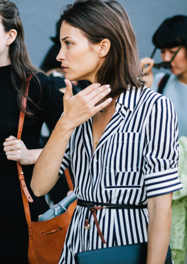 Rien de tel qu'une fine ceinture pour twister une robe chemise � rayures verticales !