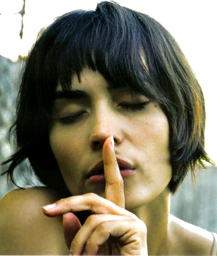 Oser l'imperfection capillaire offrant au visage une charmante singularit�...