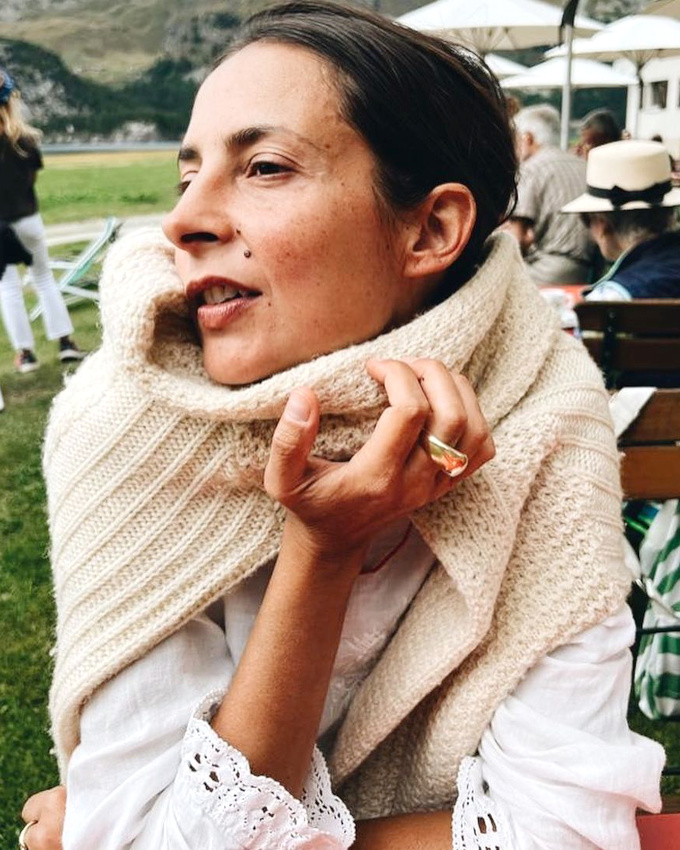 Grosse maille + blouse vintage + bague massive = le bon mix