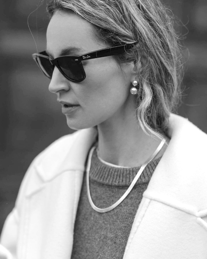 Textures cosy/minimalistes + bijoux purs = le bon mix