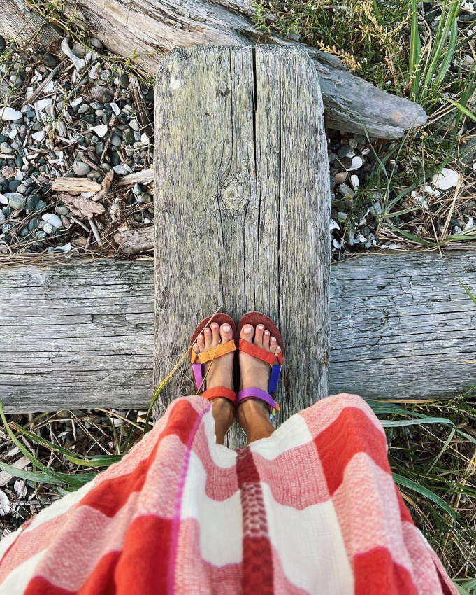 Sandales sportswear + jupe joyeusement rustique = le bon mix