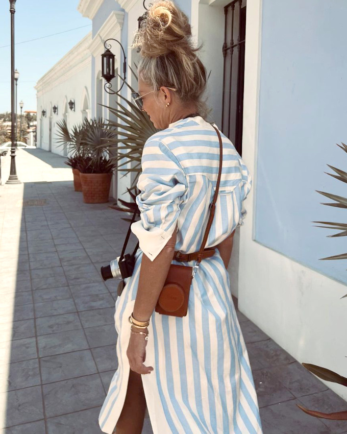 Robe chemise raye + accessoires en cuir + bracelets dors = le bon mix