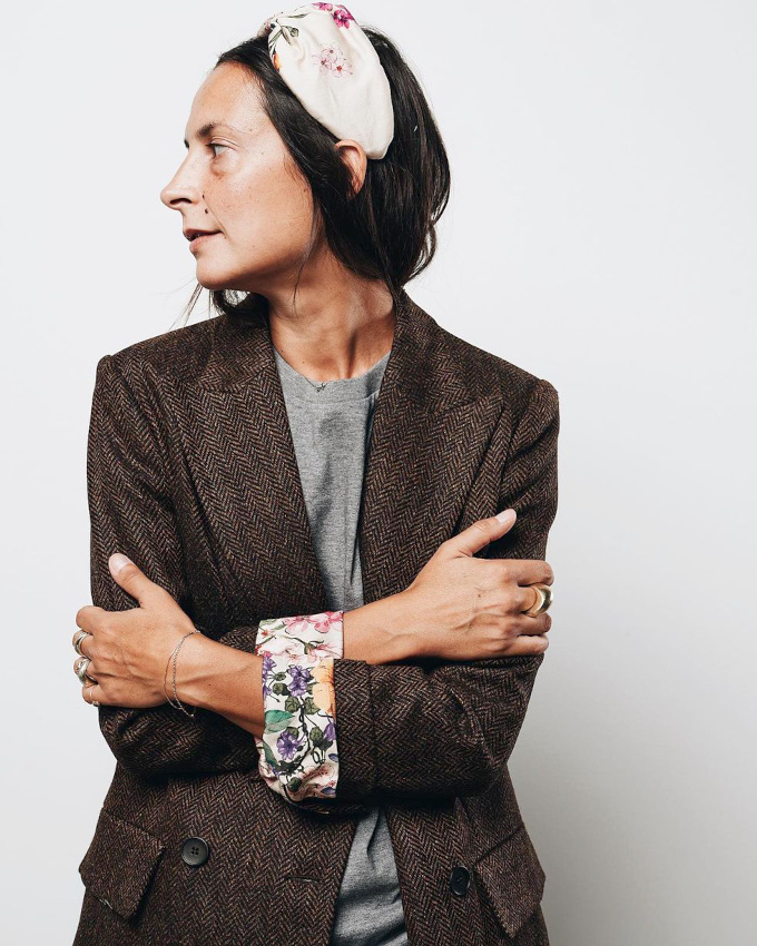 Blazer masculin + revers de manches fleuries = le bon mix