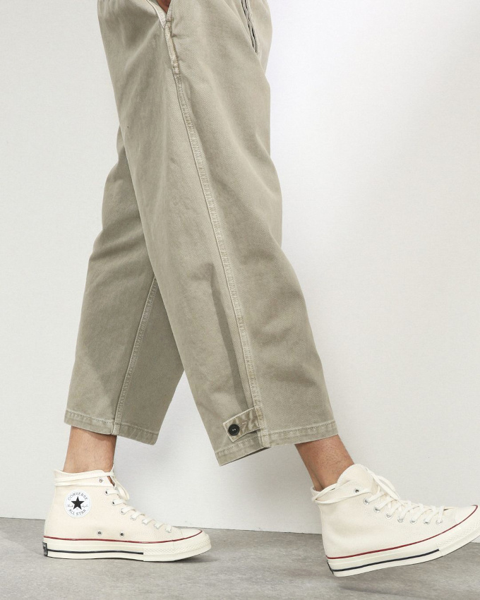 Chino kaki d�lav� 7/8 + converses blanches semi-montantes = le bon mix