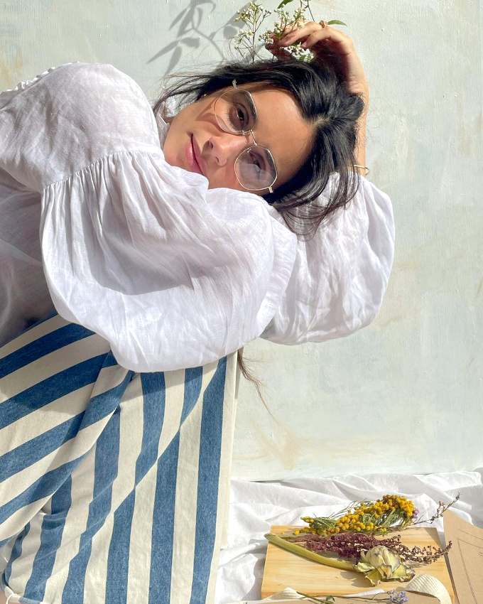 M�lant lunettes de vue de caract�re, blouse romantique et pantalon graphique, ce look a tout bon !