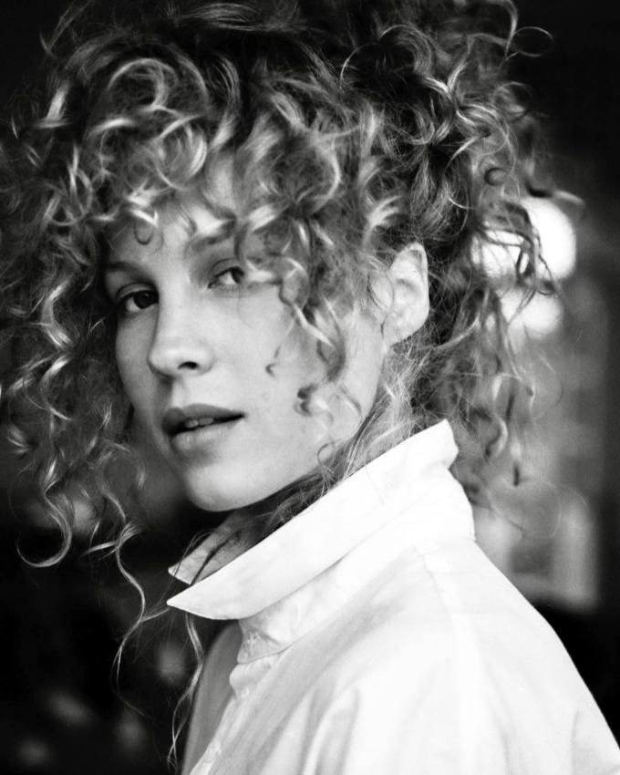 Boucles joliment dessines + chemise blanche + naturel = le bon mix