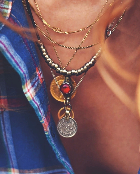 Chemise  carreaux bcheron + accumulation de colliers = le bon mix