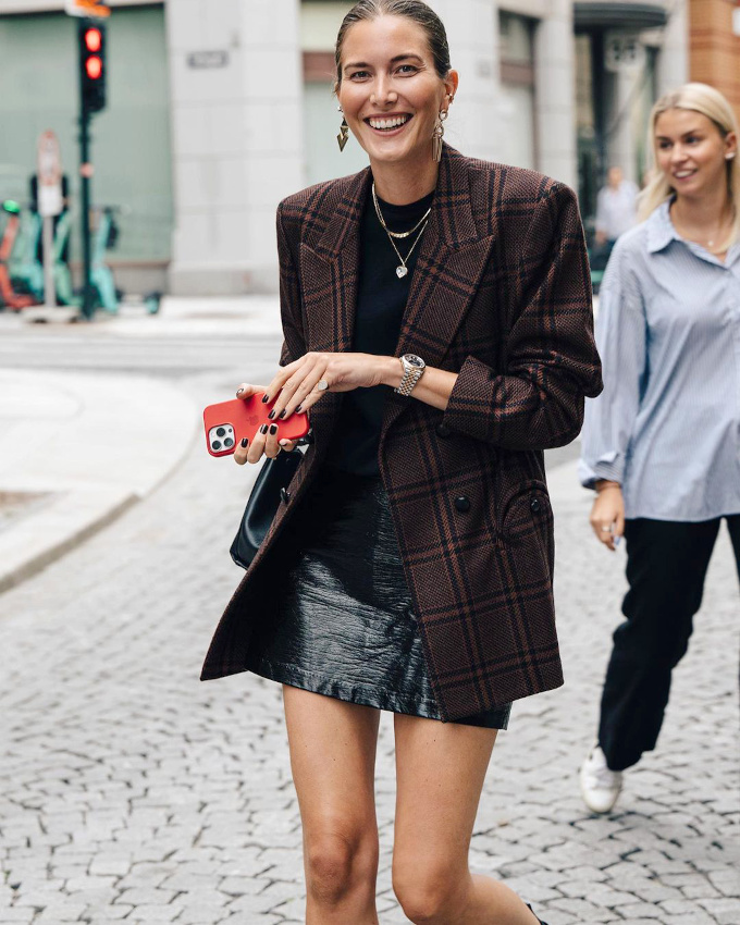 Blazer  carreaux marron + mini jupe en cuir noir = le bon mix