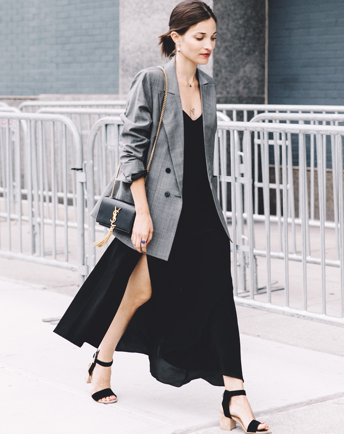 Difficile de faire plus nonchalamment chic que le duo slip dress/blazer masculin...