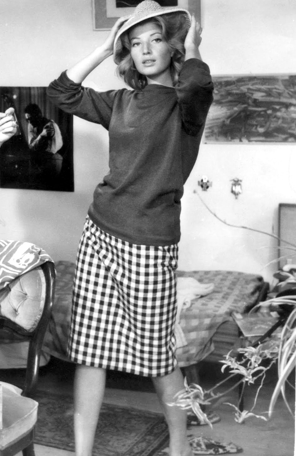 Pull tout simple + jupe droite vichy + sensualit  = le bon mix