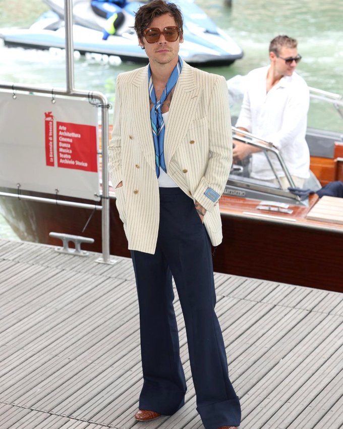 Blazer ray + pantalon flare bleu marine + marcel blanc + foulard nou loin du cou = le bon mix