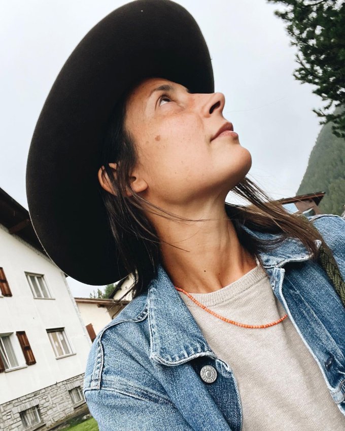 Fedora + veste en jean + pull col rond + fin collier orang = le bon mix