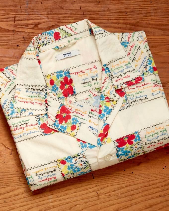 Broderies + chemise fleurie = le bon mix