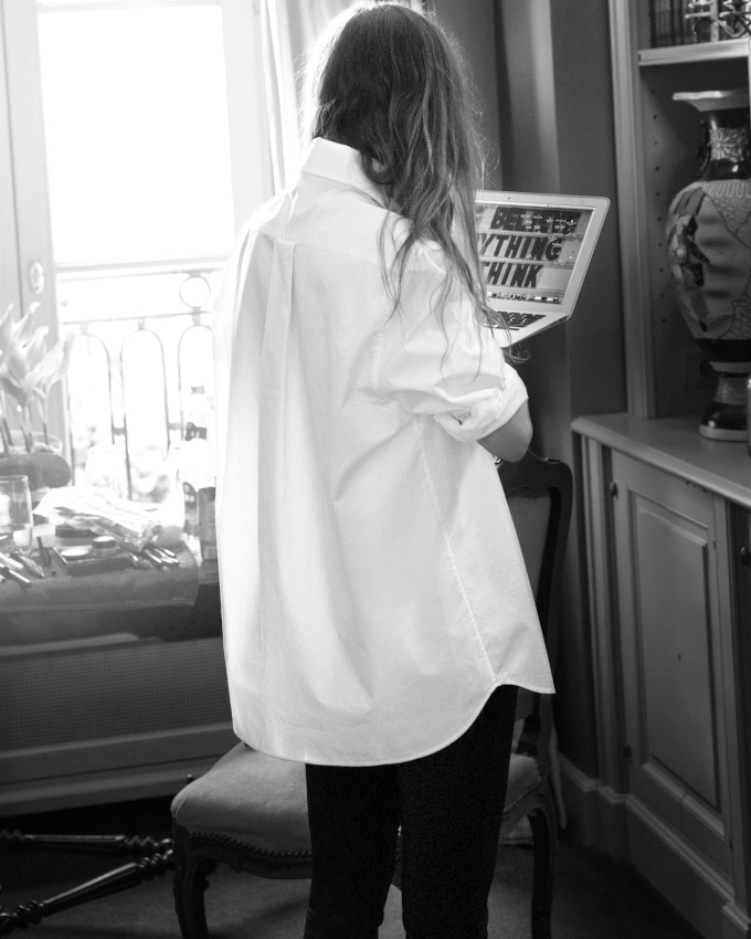 La chemise d'homme un peu grande : une bonne alternative au tee-shirt blanc !