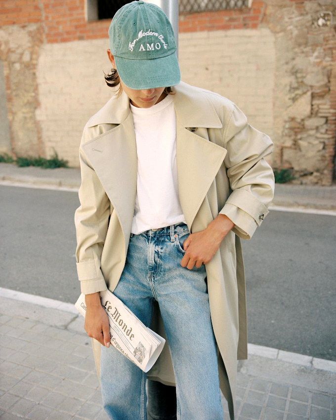 Casquette dlave + trench camel + jean + tee-shirt blanc = le bon mix