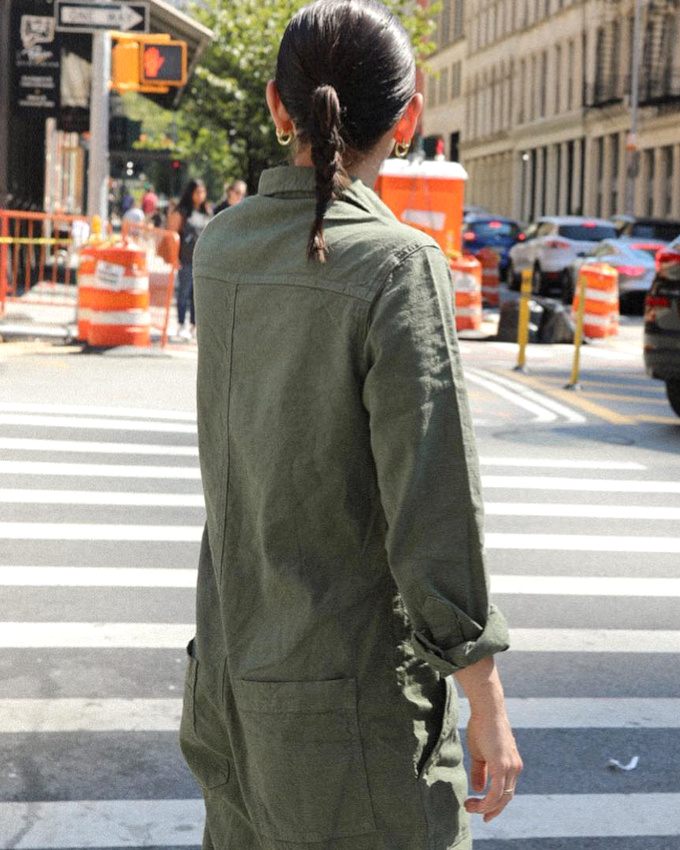 Rien de tel qu'une coiffure soigne pour offrir une caution urbaine  la combinaison utilitaire !