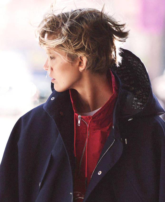 Parka oversize bleu marine + coupe courte blonde dcoiffe = le bon mix