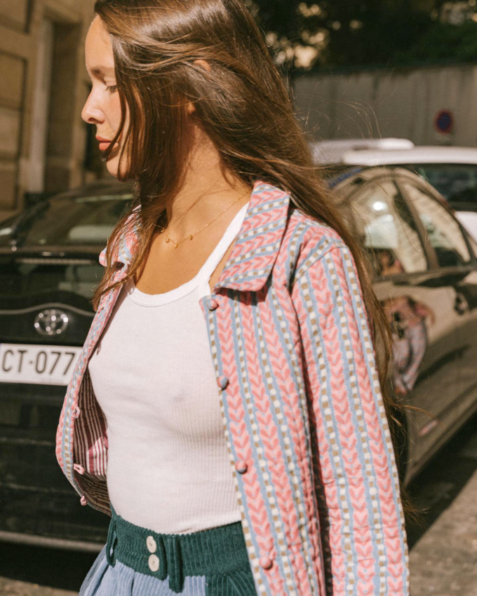 Marcel blanc + veste subtilement folk = le bon mix