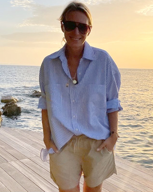 Ample chemise  rayures verticales + short kaki light unisexe = le bon mix