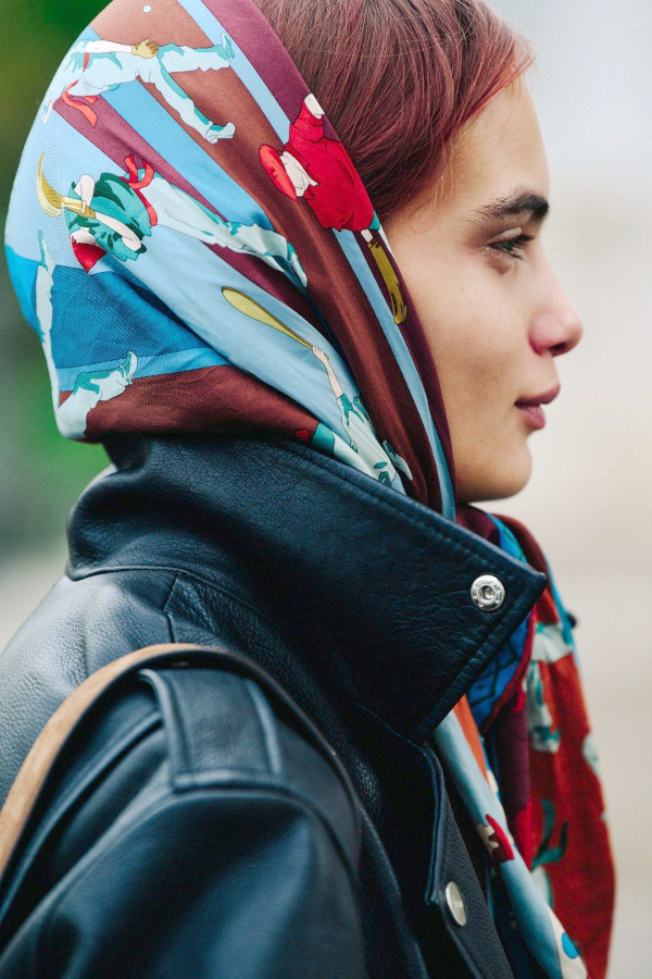 Foulard port en fichu + blouson en cuir = le bon mix