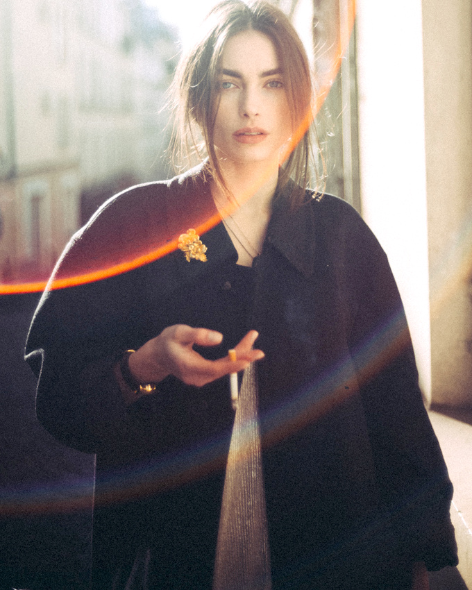 Ample manteau sombre + broche dor�e = le bon mix