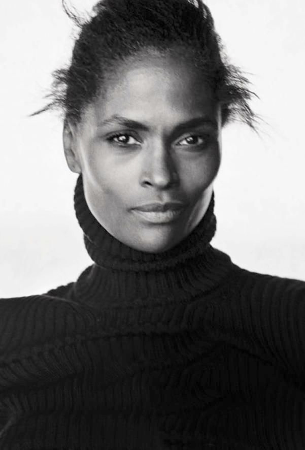 Col roul� et cheveux tir�s en arri�re, ou comment �tre �l�gante sans y penser...