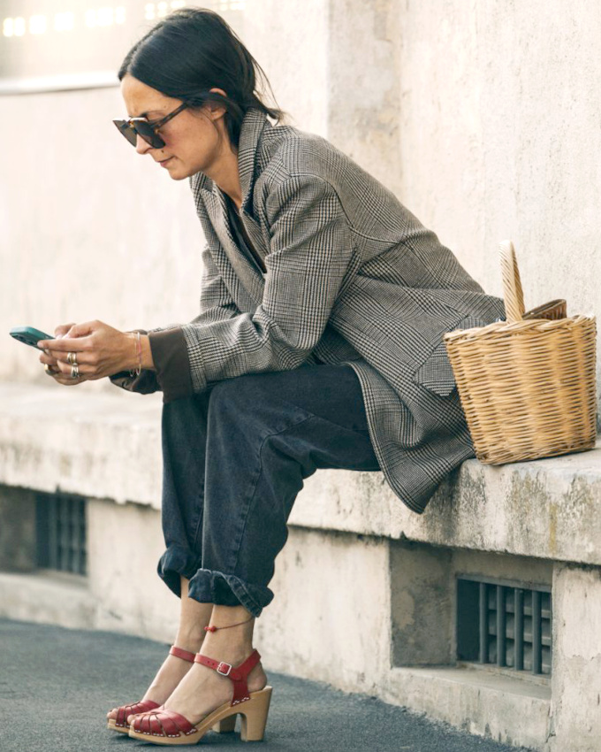 Panier en osier + blazer masculin + sandales rouges = le bon mix