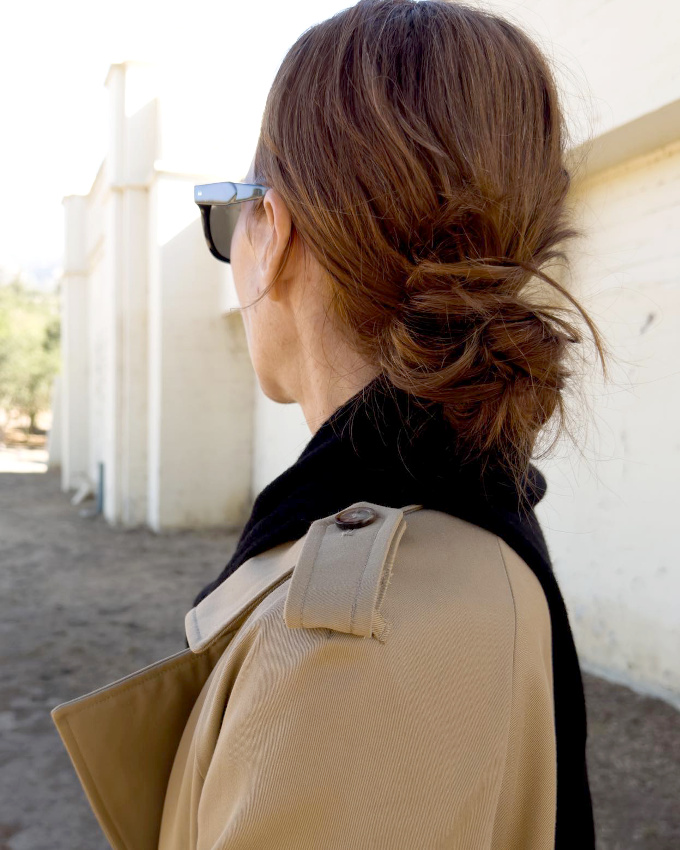 Chignon bas coiff�/d�coiff� + trench + lunettes noires = le bon mix