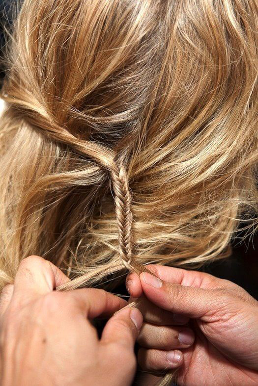 Rien de tel qu'une micro tresse pour twister une longue chevelure !