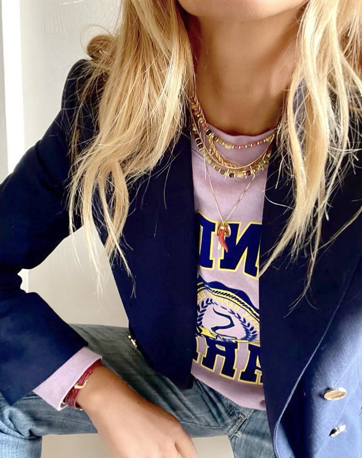 Oui au duo blazer bleu marine/sweatshirt lilas !