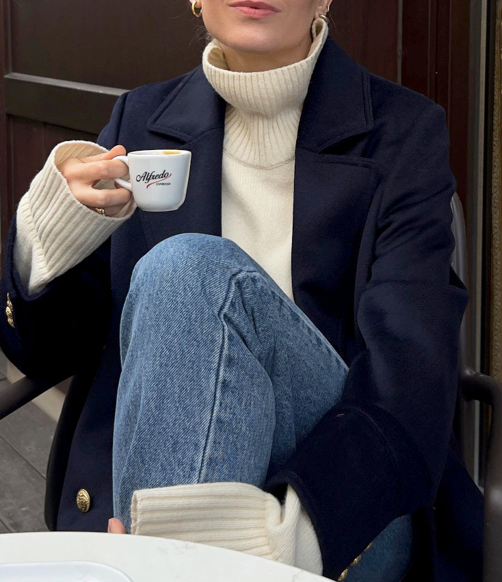 Difficile de faire plus douillet/urbain que le duo caban/pull col roul� port� d�roul�...