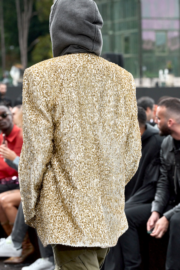 Veste glitter + sweat � capuche + toile kaki = le bon mix