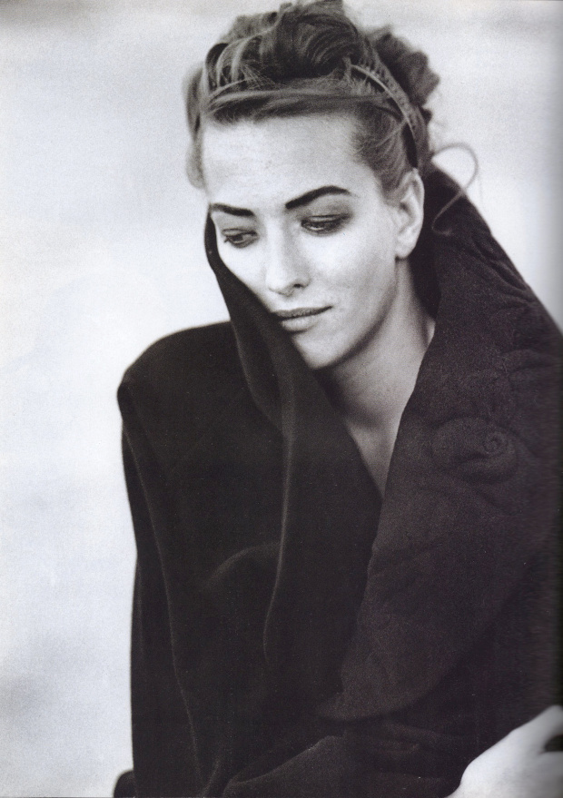 Chignon flou + m�che retenue sur le c�t� = le bon mix